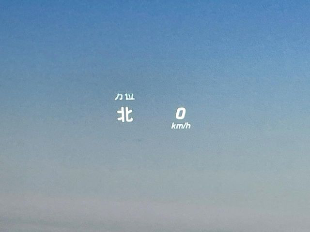 ���w�b�h�A�b�v�f�B�X�v���C:���݂̑��x�⑖�s�����f�W�^���\���ŉ^�]�ȑO���̃K���X�ɓ��e!�^�]���A���������炳���K�v�ȏ����m�F�ł���̂łƂ��Ă��֗��ň��S!