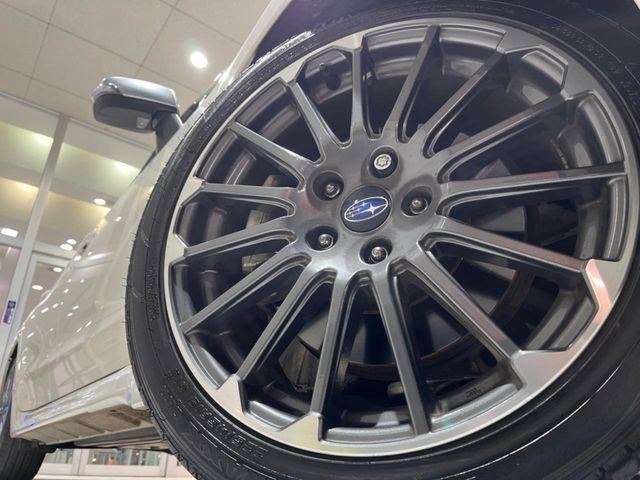 �y����18�C���`�A���~�z�C�[���z�O�ςɃ}�b�`���������A���~�z�C�[���𑕒����Ă���܂��B�e��ЊO�A���~�z�C�[����A�X�^�b�h���X�^�C�����戵�����Ă���܂��B���񂲑��k����������