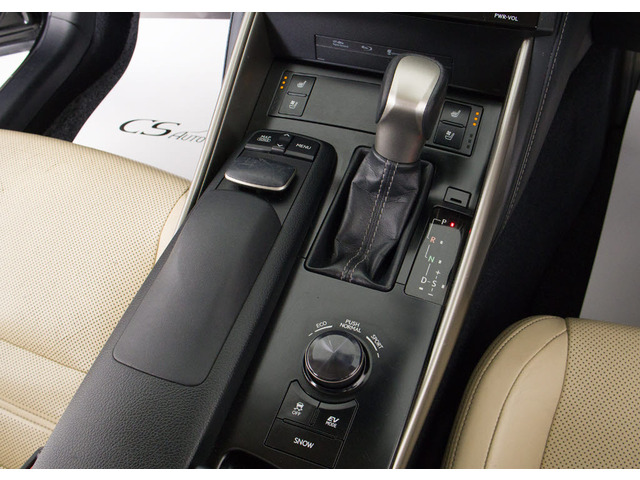 シフト周りです。スッキリとしつつも高級感や操作性を損なわない作りとなっております。