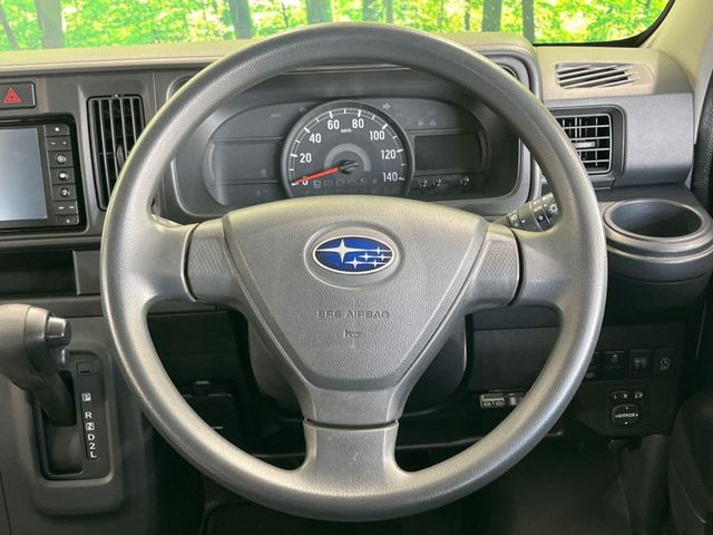 �C���e���A�ɍ��킹���f�U�C���̃X�e�A�����O�́A�^�]�������̂��Ƃ��l���A�^�]���₷���`��A�傫���ł��B�����x�A���ۂɐG���Ă��m���߂��������B