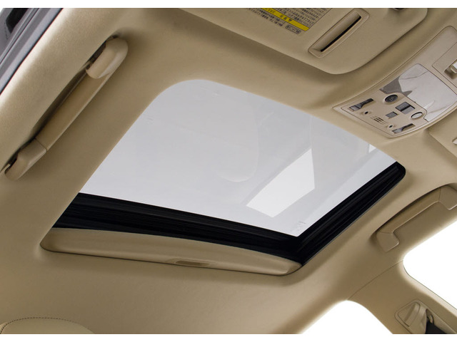 人気装備のサンルーフが付いています!上下チルトに前後スライド機能が付いていますので、様々なドライブシーンで活躍してくれます!!開放感ある車内空間は気持ちがいいですよ!是非体感してみて下さい!