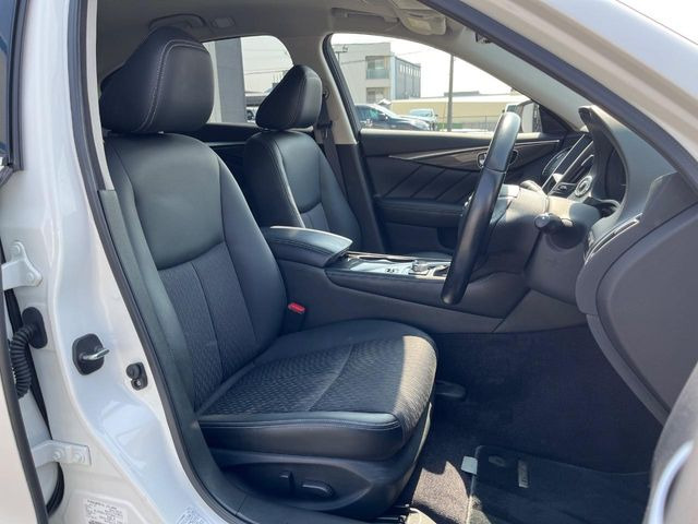 【ハーフレザーシート】高級感と座り心地を両立した人気のシート♪背面・座面のファブリック素材は、通気性の良さや滑りにくさに優れています。気温や服装に左右されず快適にお乗りいただけます。