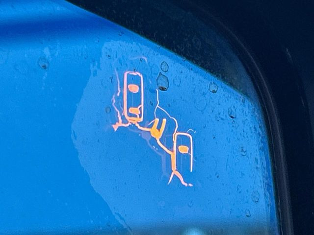 �y�����r�[�N���f�B�e�B�N�V�����z���s���A�h�A�~���[�̎��p�ɂȂ�₷���ӏ��Ɍ㑱�Ԃ��ڋ߂���ƃT�C�h�~���[�t�߂Ɍx����\���A�h���C�o�[�ɒ��ӊ��N�ƁA����̍ۂ̓n���h��������A�V�X�g�����܂��B