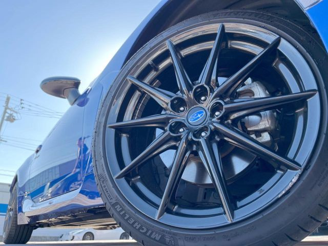 �y����18�C���`�A���~�z�C�[���z�O�ςɃ}�b�`���������A���~�z�C�[���𑕒����Ă���܂��B�e��ЊO�A���~�z�C�[����A�X�^�b�h���X�^�C�����戵�����Ă���܂��B���񂲑��k����������