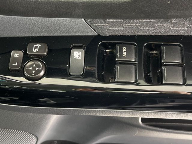 �y�d���i�[�~���[�z�T�C�h�~���[�͓d���i�[���ƂȂ��Ă���A�������ԏ�ł��L�Y�������X�N��}�����܂��B