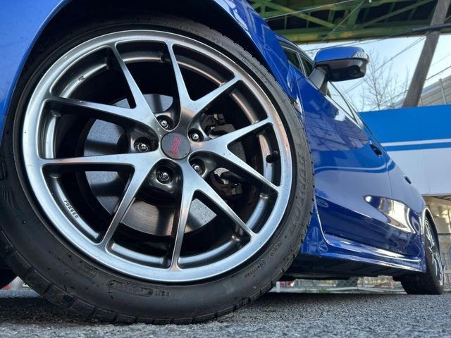 �y����18�C���`�A���~�z�C�[���z�O�ςɃ}�b�`���������A���~�z�C�[���𑕒����Ă���܂��B�e��ЊO�A���~�z�C�[����A�X�^�b�h���X�^�C�����戵�����Ă���܂��B���񂲑��k����������