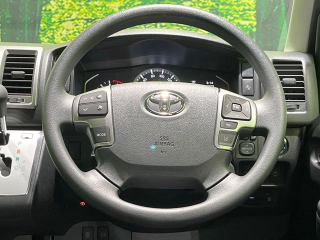 �C���e���A�ɍ��킹���f�U�C���̃X�e�A�����O�́A�^�]�������̂��Ƃ��l���A�^�]���₷���`��A�傫���ł��B�����x�A���ۂɐG���Ă��m���߂��������B