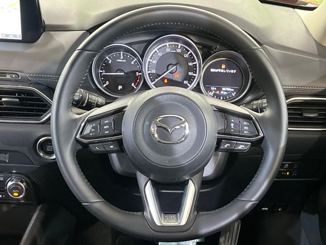 �C���e���A�ɍ��킹���f�U�C���̃X�e�A�����O�́A�^�]�������̂��Ƃ��l���A�^�]���₷���`��A�傫���ł��B�����x�A���ۂɐG���Ă��m���߂��������B