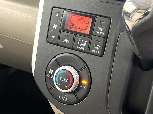 【オートエアコン】一度お好みの温度に設定すれば、車内の温度を検知し風量や温度を自動で調整。暑い&hellip;寒い&hellip;と何度もスイッチ操作をする必要はありません。快適な車内空間には必須の機能ですね♪