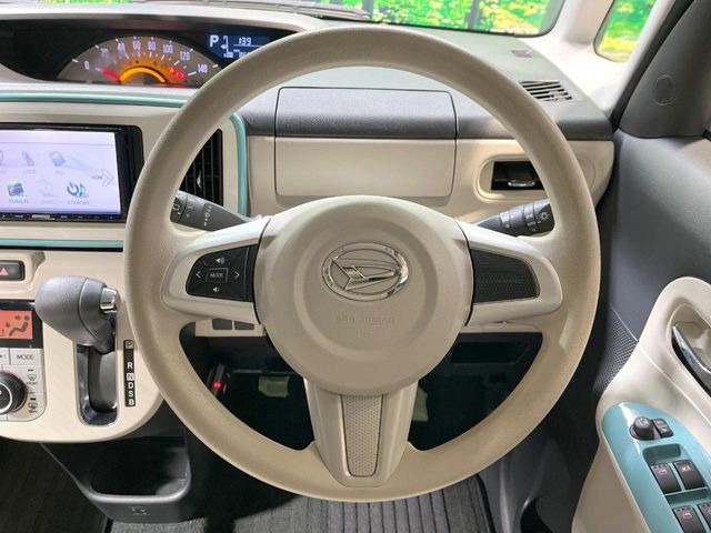 �C���e���A�ɍ��킹���f�U�C���̃X�e�A�����O�́A�^�]�������̂��Ƃ��l���A�^�]���₷���`��A�傫���ł��B�����x�A���ۂɐG���Ă��m���߂��������B