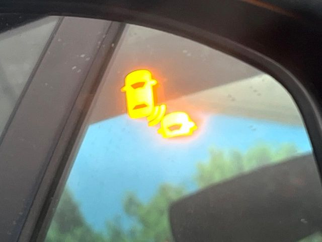 �y�u���C���h�X�|�b�g�C���t�H���[�V�����z���s���A�h�A�~���[�̎��p�ɂȂ�₷���ӏ��Ɍ㑱�Ԃ��ڋ߂���ƃT�C�h�~���[�t�߂Ɍx����\���A�h���C�o�[�ɒ��ӊ��N�����Ă���܂��B