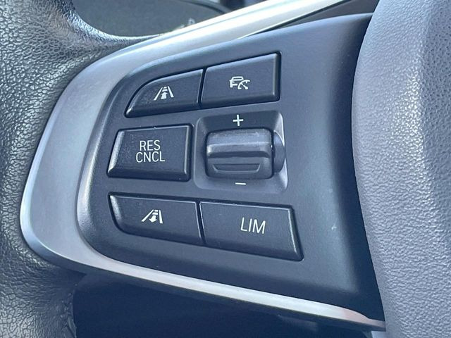 ●レーダークルーズコントロール:前の車との車間距離を一定にとりつつ、一定速度で自動走行してくれる次世代のクルーズコントロール!主に高速道路や自動車専用道路で使用する便利な機能です!