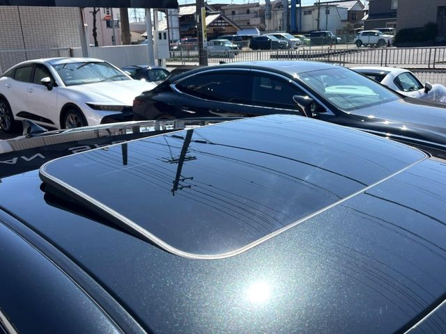 【ムーンルーフ】開放感たっぷりの希少装備、ムーンルーフが装着されています!車内に明かりを取り入れたり景色を楽しむ以外にも、車内の空気も簡単に換気できて快適です!