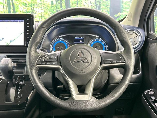 �C���e���A�ɍ��킹���f�U�C���̃X�e�A�����O�́A�^�]�������̂��Ƃ��l���A�^�]���₷���`��A�傫���ł��B�����x�A���ۂɐG���Ă��m���߂��������B