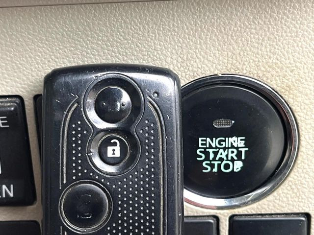 【キーフリーシステム】カバンやポケットに入れたままでもドアの施錠・解錠が可能なスマートキーを装備。エンジンのオン・オフ時もカギを取り出す必要が無いからとっても便利です♪