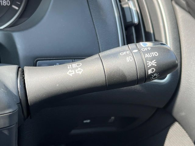 【オートライト】周りの明るさに応じて自動でヘッドライトの点灯・消灯ができる機能です!ライトの付け忘れ・消し忘れなどが無くなり、雨の日や夕方の走行も安心!トンネル通過時も便利ですね♪