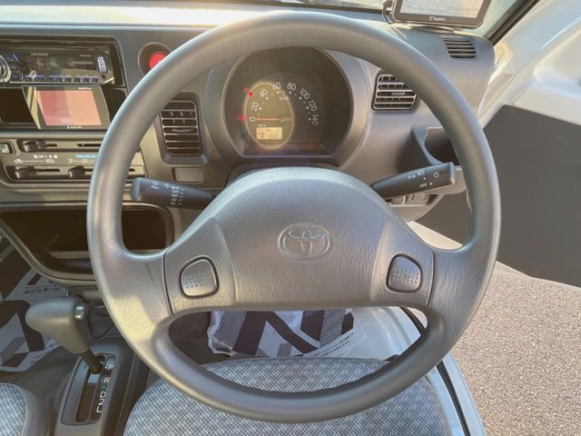 �C���e���A�ɍ��킹���f�U�C���̃X�e�A�����O�́A�^�]�������̂��Ƃ��l���A�^�]���₷���`��A�傫���ł��B�����x�A���ۂɐG���Ă��m���߂��������B