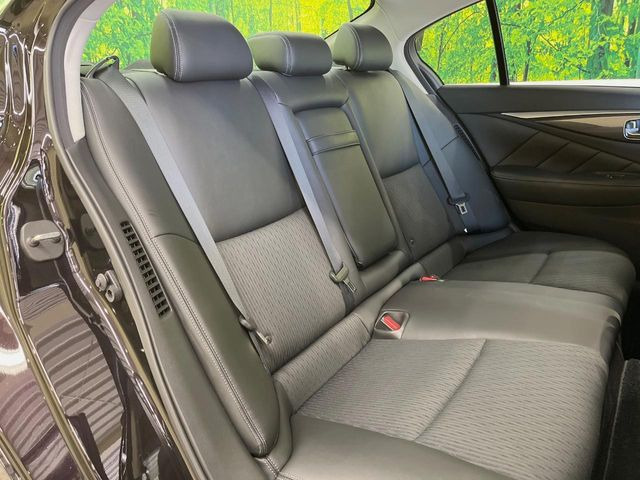 広々とした2列目シートは居住性が高く、居心地も快適!友達や家族とのお出かけにぴったりです。ベビーシートやチャイルドシート使用時も快適にお過ごしいただける十分な空間を確保しています。