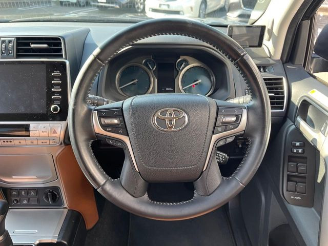 �y�����v�����X�e�A�����O�z�㎿�Ȋv���g�p���邱�ƂŁA��ɂ����������݂ƂĂ��^�]���₷���n���h���ł���