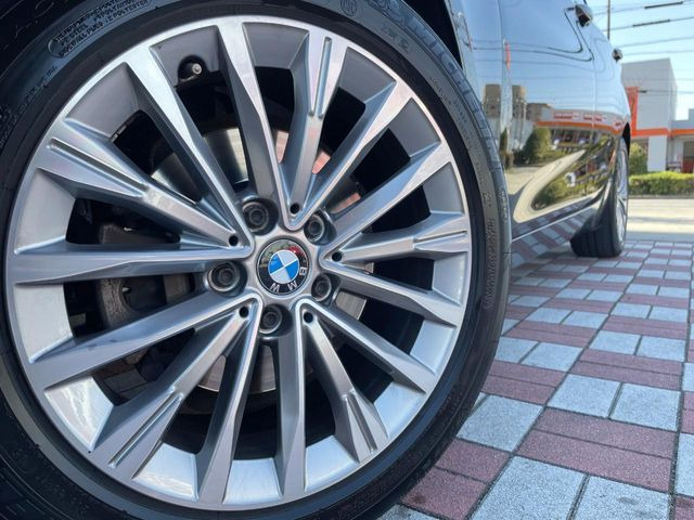 ●純正17インチアルミホイール:輸入車ならではの卓越した走りを支えるホイールと足回りです!日本車の走りに慣れている方にもぜひ体感して頂きたいほど、高いレベルでまとまっています!