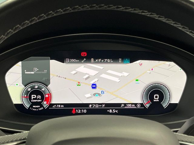 ���o�[�`�����R�b�N�s�b�g:�S�̂��t���p�l���ƂȂ��Ă����i�I�ȃ��[�^�[�p�l���B�ʏ�̃X�s�[�h���[�^�[�Ƃ��Ă̋@�\�͂������A�i�r�E�I�[�f�B�I�@�\�̊m�F�E������ł��A�^�]�ɏW�����₷���Ȃ��Ă���܂��B