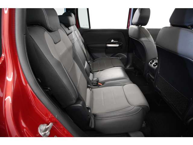 ・タイヤ空気圧モニタリングシステム・AMGパフォーマンスステアリング(ナッパレザー/MICROCUT)・レッドシートベルト ※オプション装着前仕様