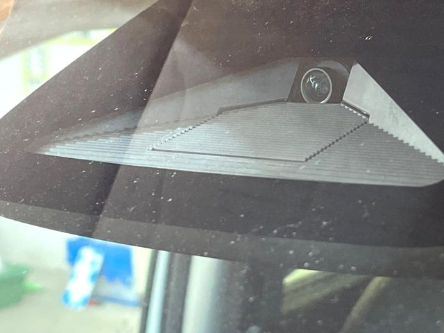 �y�z���_�Z���V���O�z���s���ɑO���̎ԗ�����F�����A�Փ˂������Ȏ��͌x��ƃu���[�L�ŏՓˉ���Ɣ�Q�y�����A�V�X�g�B�����S�Ƀh���C�u�����y���݂��������܂��B