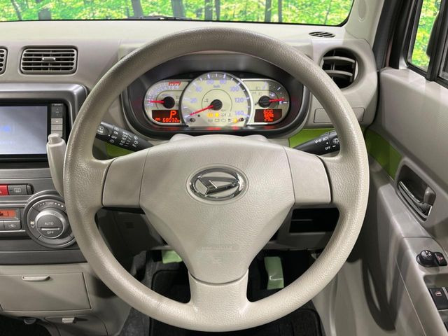 �C���e���A�ɍ��킹���f�U�C���̃X�e�A�����O�́A�^�]�������̂��Ƃ��l���A�^�]���₷���`��A�傫���ł��B�����x�A���ۂɐG���Ă��m���߂��������B