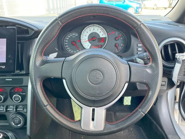 �y�����v�����X�e�A�����O�z�㎿�Ȋv���g�p���邱�ƂŁA��ɂ����������݂ƂĂ��^�]���₷���n���h���ł���