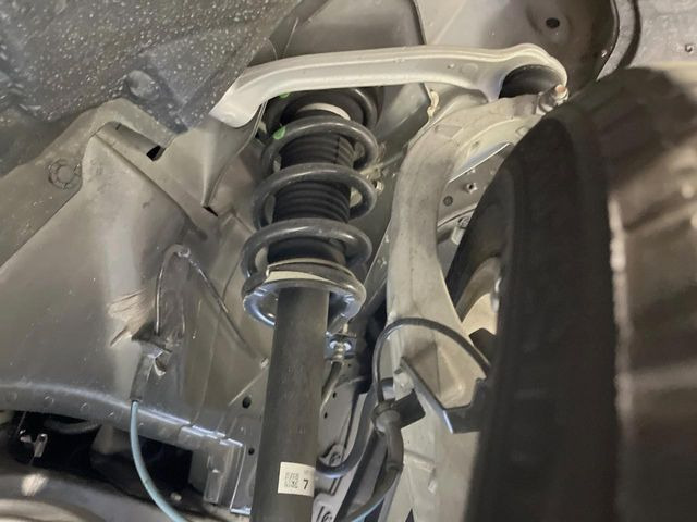 お車を安心してお乗りいただく為には、足回りの定期点検が欠かせません。サービスサポート(有償保証)では無料点検もご提供しており、安心のカーライフをお過ごしいただけるサポート体制が整っています。