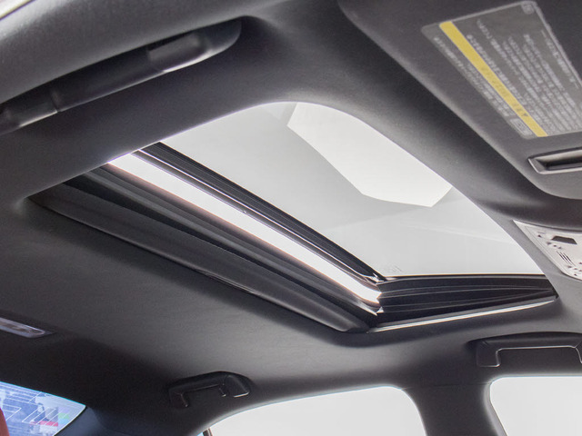 人気装備のサンルーフが付いています!上下チルトに前後スライド機能が付いていますので、様々なドライブシーンで活躍してくれます!!開放感ある車内空間は気持ちがいいですよ!是非体感してみて下さい!