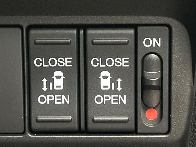 �y�����X���C�h�h�A�z���ԏ�ŗׂ̎ԂƂ̊Ԋu���������ɂ������A�X���C�h�h�A�Ȃ���S!�h�A�I�[�v������������炸�A�J�������L���̂ŏ��~�肪�Ƃ��Ă��ȒP�ł��B�傫�ȉו��̏o���������Ȃ���\��