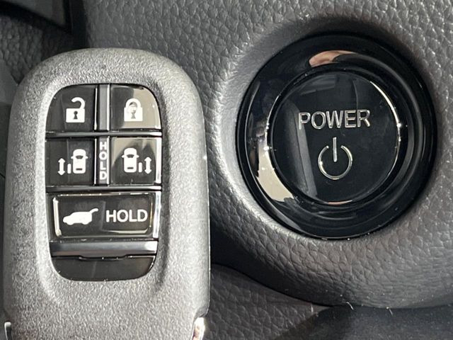 �yHonda�X�}�[�g�L�[�z�J�o����|�P�b�g�ɓ��ꂽ�܂܂ł��h�A�̎{���E�������\�ȃX�}�[�g�L�[�𑕔��B�G���W���̃I���E�I�t�����J�M�����o���K�v����������Ƃ��Ă��֗��ł���