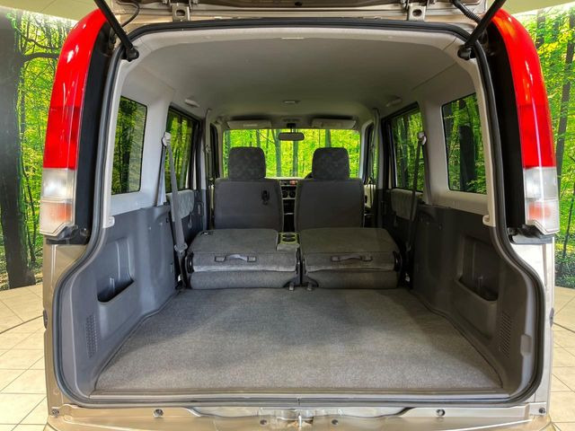 ���i�̂���������ʋ΁A���}���ɏ\���ȉ׎��X�y�[�X���m�ۂ��Ă���܂��B�Z�J���h�V�[�g��|���ƁA�傫�ȉו��̐ύڂ��\�ł���