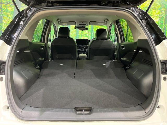 ���i�̂���������ʋ΁A���}���ɏ\���ȉ׎��X�y�[�X���m�ۂ��Ă���܂��B�Z�J���h�V�[�g��|���ƁA�傫�ȉו��̐ύڂ��\�ł���