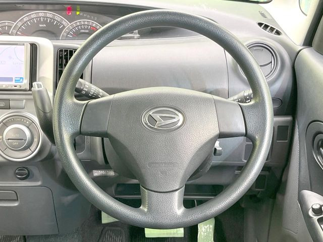 �C���e���A�ɍ��킹���f�U�C���̃X�e�A�����O�́A�^�]�������̂��Ƃ��l���A�^�]���₷���`��A�傫���ł��B�����x�A���ۂɐG���Ă��m���߂��������B