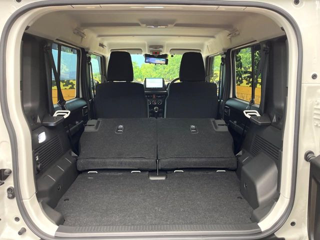 後席を格納すると、これだけの広さが!シーンに合わせたシートアレンジで、大きな荷物も積むことが出来ます♪