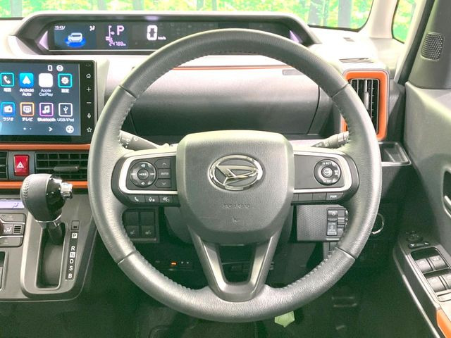 �C���e���A�ɍ��킹���f�U�C���̃X�e�A�����O�́A�^�]�������̂��Ƃ��l���A�^�]���₷���`��A�傫���ł��B�����x�A���ۂɐG���Ă��m���߂��������B