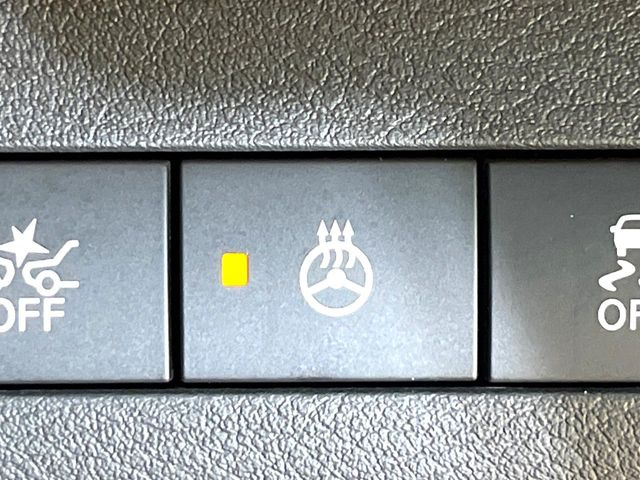 【ステアリングヒーター】冬場に冷たくなりやすい革巻きステアリングを、スイッチ一つで素早く適温に!エアコンよりも早く温まってくれるので、寒い日の運転も快適になりますね♪