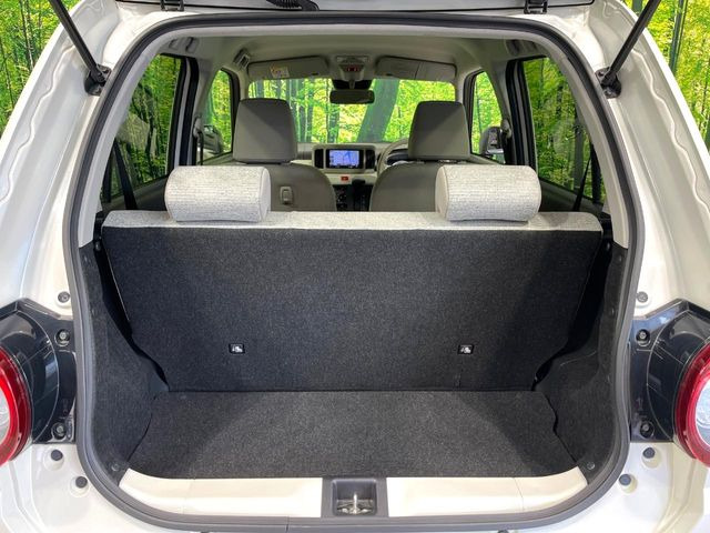 ���i�̂���������ʋ΁A���}���ɏ\���ȉ׎��X�y�[�X���m�ۂ��Ă���܂��B�Z�J���h�V�[�g��|���ƁA�傫�ȉו��̐ύڂ��\�ł���