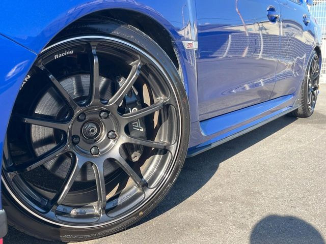 �yADVAN Racing��19�C���`�A���~�z�C�[���z��l�C���[�J�[�̃z�C�[���𑕔���y�ʁE���d�x�̃A���~�z�C�[���́A�n���h�����O�E�����ȂǁA����̎������サ�Ă���܂���