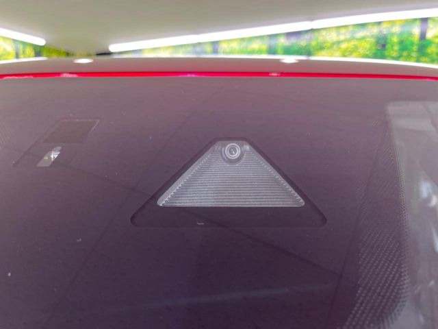 �y�X�}�[�g�u���[�L�T�|�[�g�z���s���ɑO���̎ԗ�����F�����A�Փ˂������Ȏ��͌x��ƃu���[�L�ŏՓˉ���Ɣ�Q�y�����A�V�X�g�B�����S�Ƀh���C�u�����y���݂��������܂��B