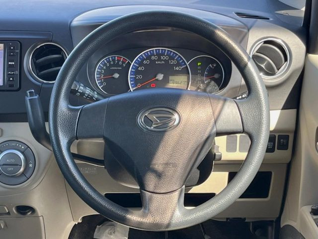 �C���e���A�ɍ��킹���f�U�C���̃X�e�A�����O�́A�^�]�������̂��Ƃ��l���A�^�]���₷���`��A�傫���ł��B�����x�A���ۂɐG���Ă��m���߂��������B