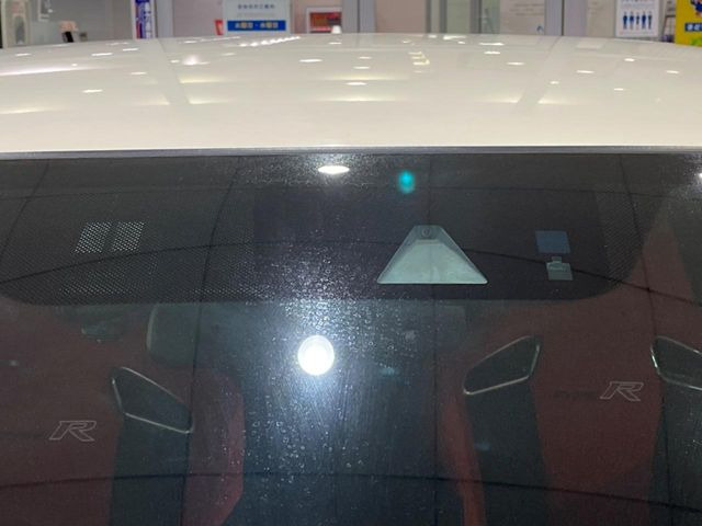 �y�z���_�Z���V���O�z���s���ɑO���̎ԗ�����F�����A�Փ˂������Ȏ��͌x��ƃu���[�L�ŏՓˉ���Ɣ�Q�y�����A�V�X�g�B�����S�Ƀh���C�u�����y���݂��������܂��B