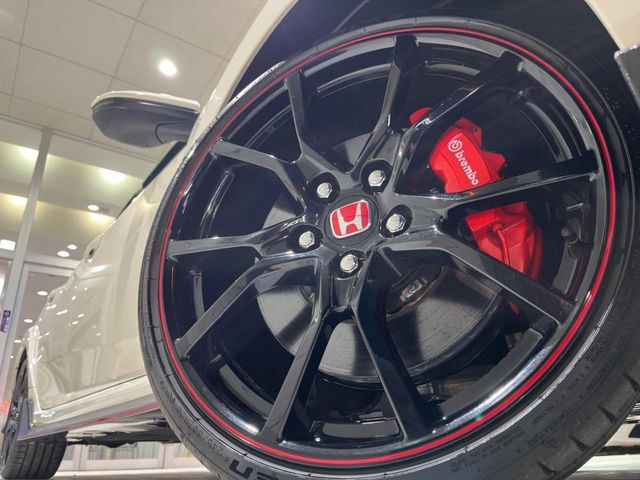 �y����20�C���`�A���~�z�C�[���z�O�ςɃ}�b�`���������A���~�z�C�[���𑕒����Ă���܂��B�e��ЊO�A���~�z�C�[����A�X�^�b�h���X�^�C�����戵�����Ă���܂��B���񂲑��k����������