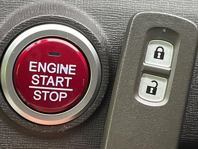 �yHonda�X�}�[�g�L�[�z�J�o����|�P�b�g�ɓ��ꂽ�܂܂ł��h�A�̎{���E�������\�ȃX�}�[�g�L�[�𑕔��B�G���W���̃I���E�I�t�����J�M�����o���K�v����������Ƃ��Ă��֗��ł���