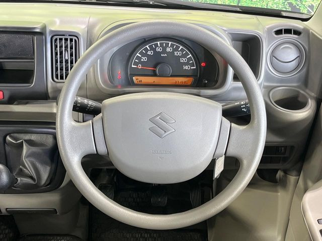 �C���e���A�ɍ��킹���f�U�C���̃X�e�A�����O�́A�^�]�������̂��Ƃ��l���A�^�]���₷���`��A�傫���ł��B�����x�A���ۂɐG���Ă��m���߂��������B