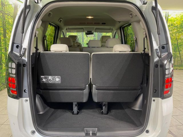 ���i�̂���������ʋ΁A���}���ɏ\���ȉ׎��X�y�[�X���m�ۂ��Ă���܂��B�Z�J���h�V�[�g��|���ƁA�傫�ȉו��̐ύڂ��\�ł���