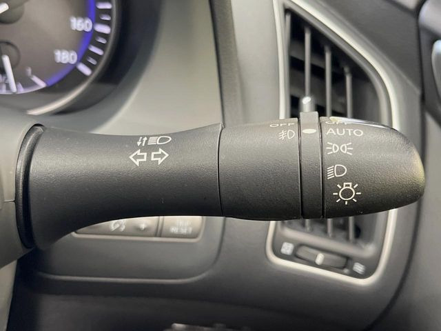【オートライト】周りの明るさに応じて自動でヘッドライトの点灯・消灯ができる機能です!ライトの付け忘れ・消し忘れなどが無くなり、雨の日や夕方の走行も安心!トンネル通過時も便利ですね♪