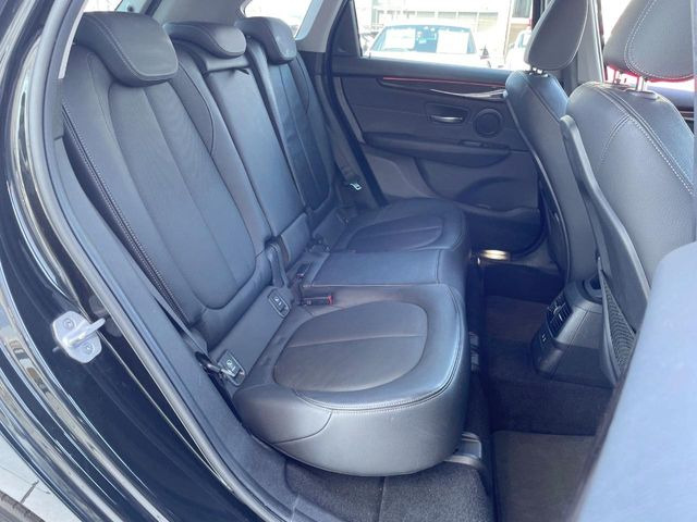 ●後部座席も気になるようなキズ・汚れやへたり等、大きなダメージはなく、良好な状態です。